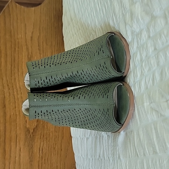 Restricted - Picture 2 of 6